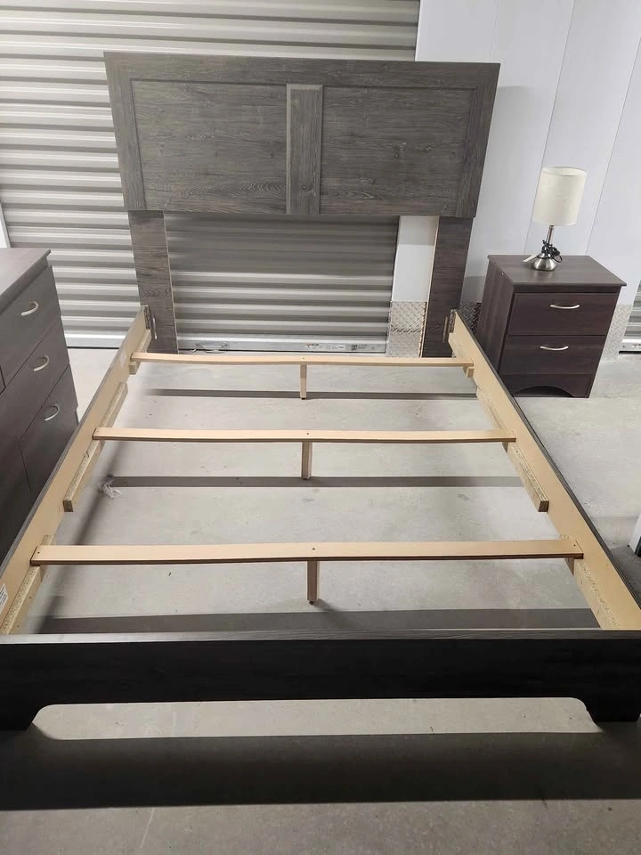 🇨🇦  Queen Bedroom Set - The Brick - photo 4
