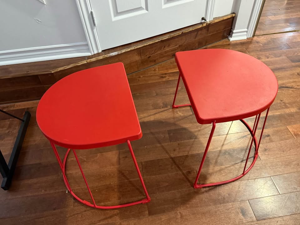 🪑 Set of 2 Red Half-Moon Side Tables – $15 for Both 🪑 - photo 2