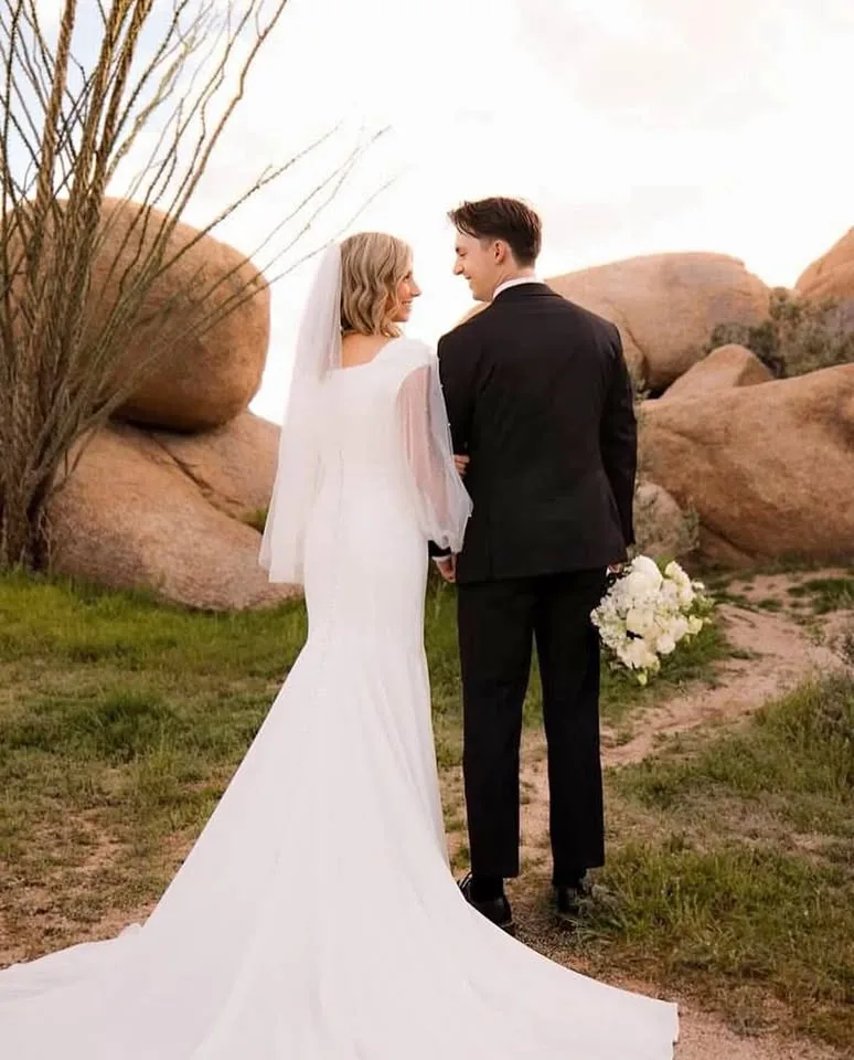 White or soft white Waist length Pearl veil thumbnail