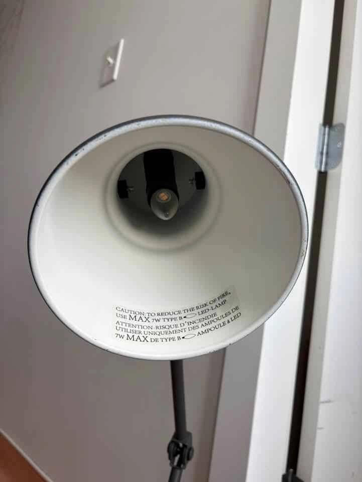 Desk lamp. Current bulb is not bright. - photo 2
