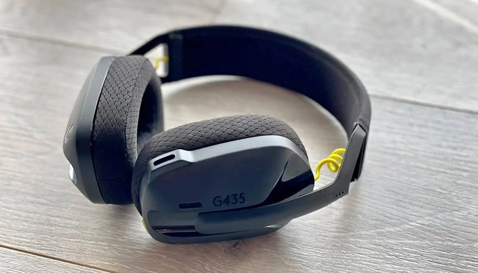 Logitech G435 Headset (Built in microphone)