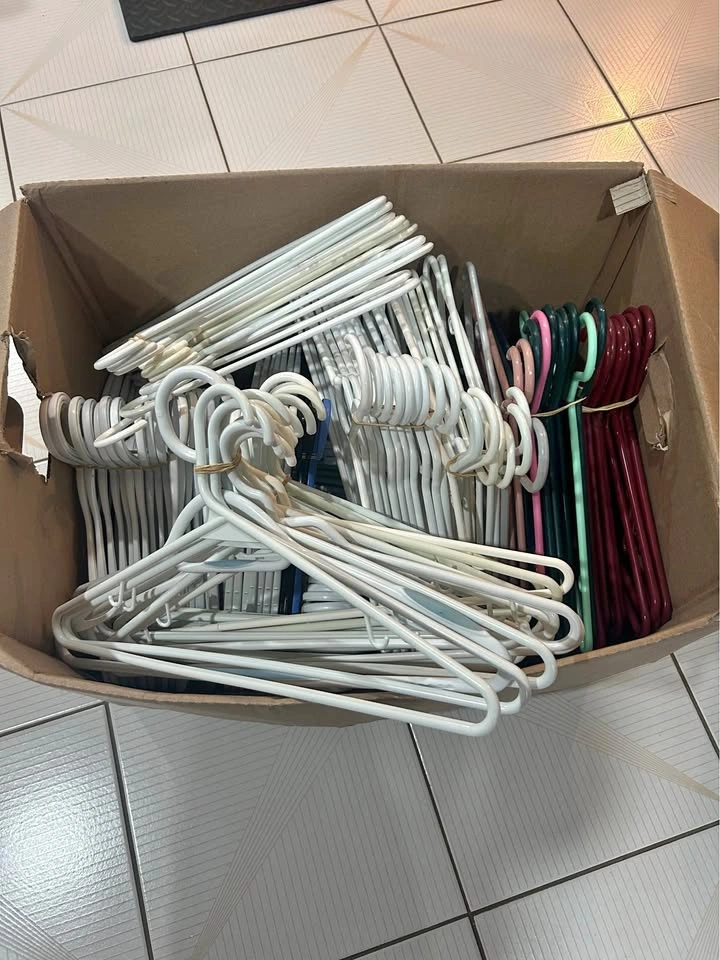Bulk Plastic Clothes Hangers