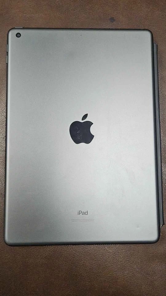 iPad 8th gen with keyboard case - photo 2