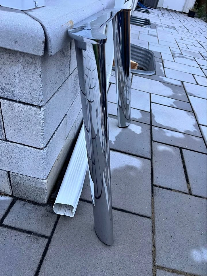Dinning table + 2 chairs