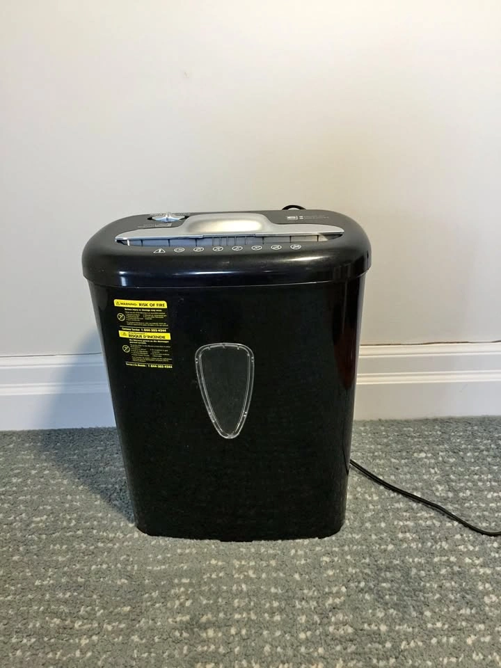 AmazonBasics 6-Sheet Cross-Cut Shredder