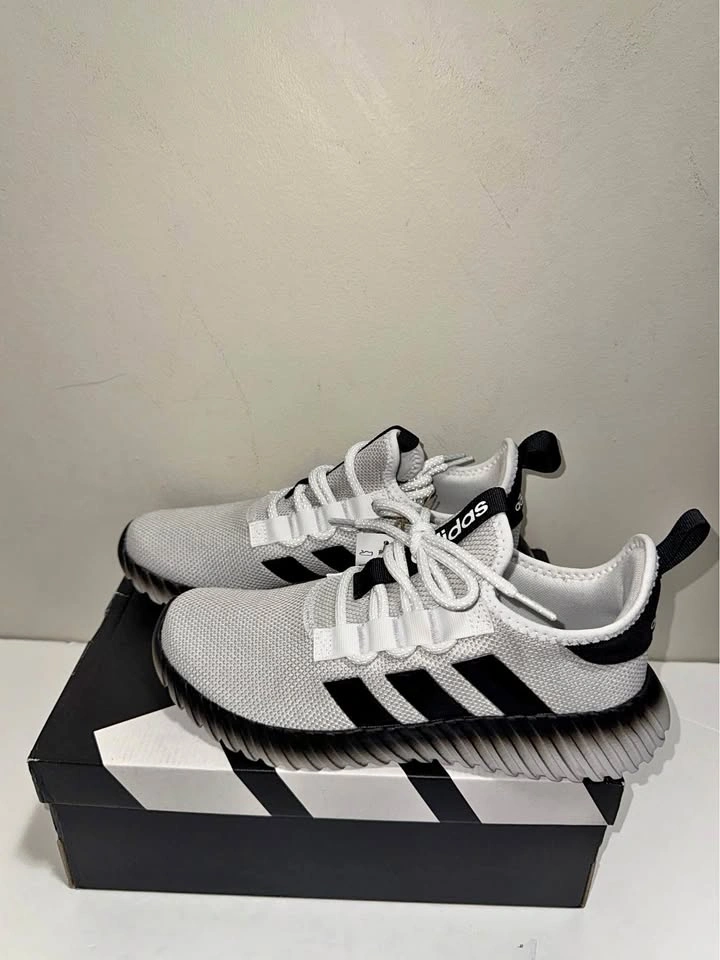 New Adidas Men Running Shoes. Size 9.5 US.
