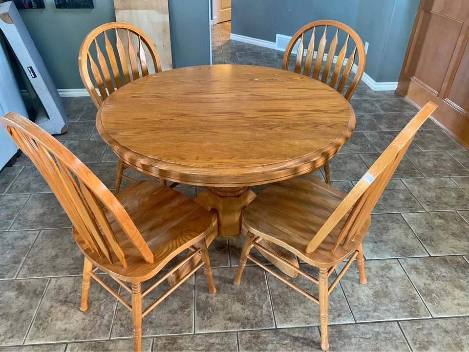 Oak Round Table and Chairs with Leaf Insert
