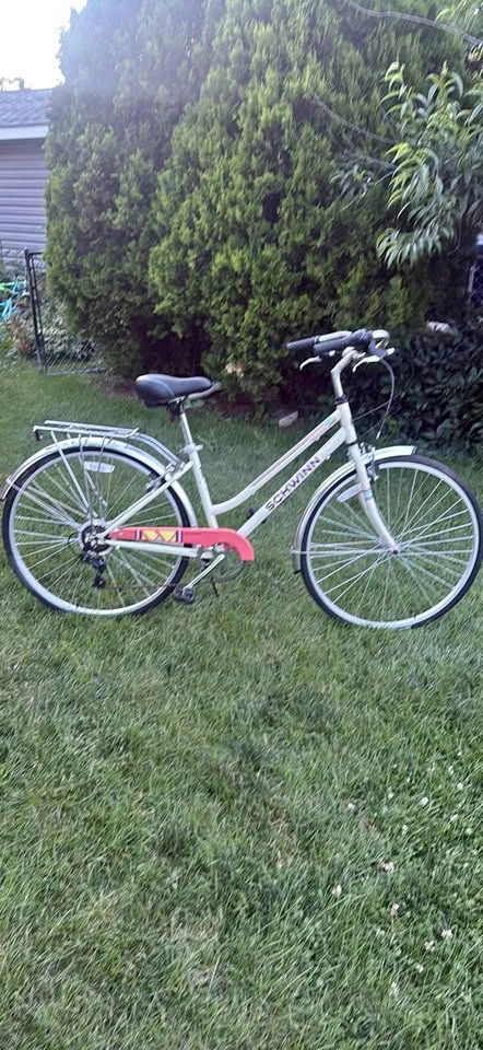 Schwinn Wayfarer 28.5 inch Bike 700c Tires