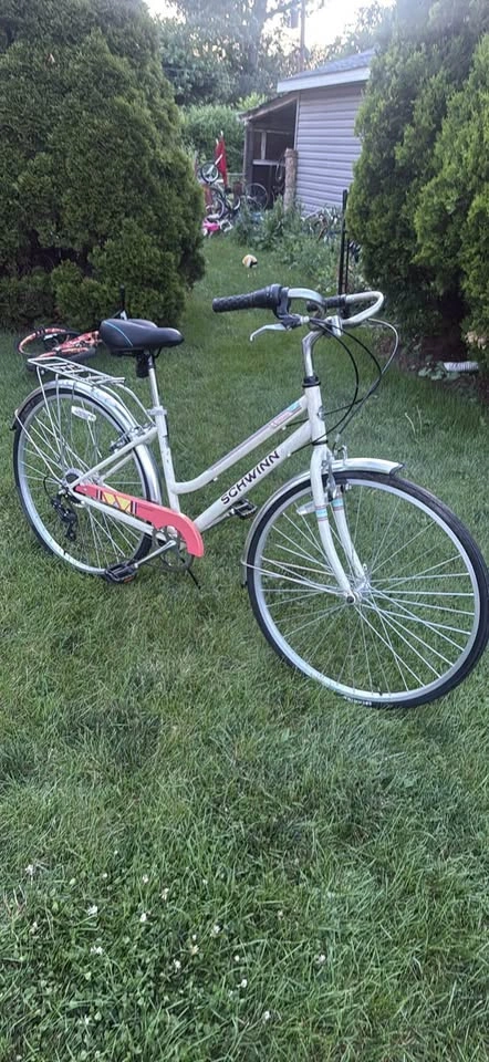 Schwinn Wayfarer 28.5 inch Bike 700c Tires - photo 2