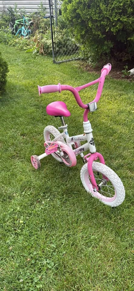 Huffy seastos 12 inch bike for a little girl - photo 2