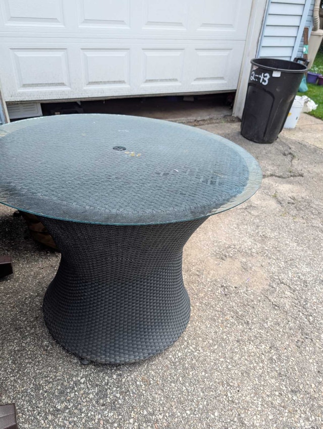 Free outdoor table