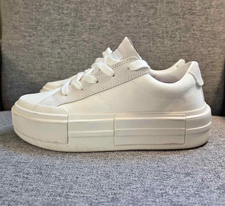 CONVERSE (Unisex) Sneakers! Worn ONCE!!