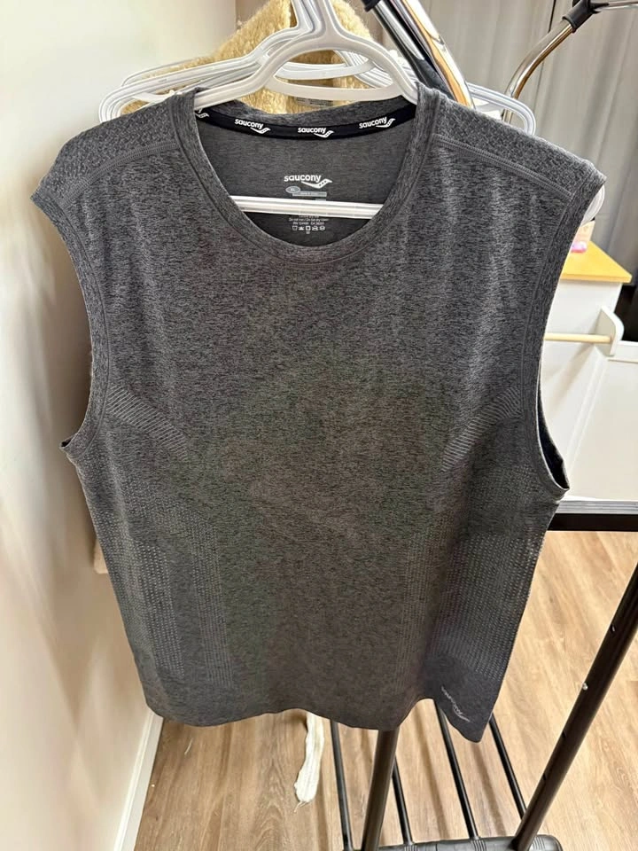 Saucony Men's XL Sleeveless Running Shirt