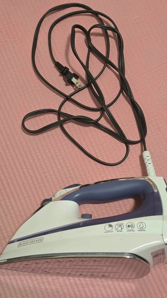 Black+Decker IR1070SC Steam Iron - photo 2