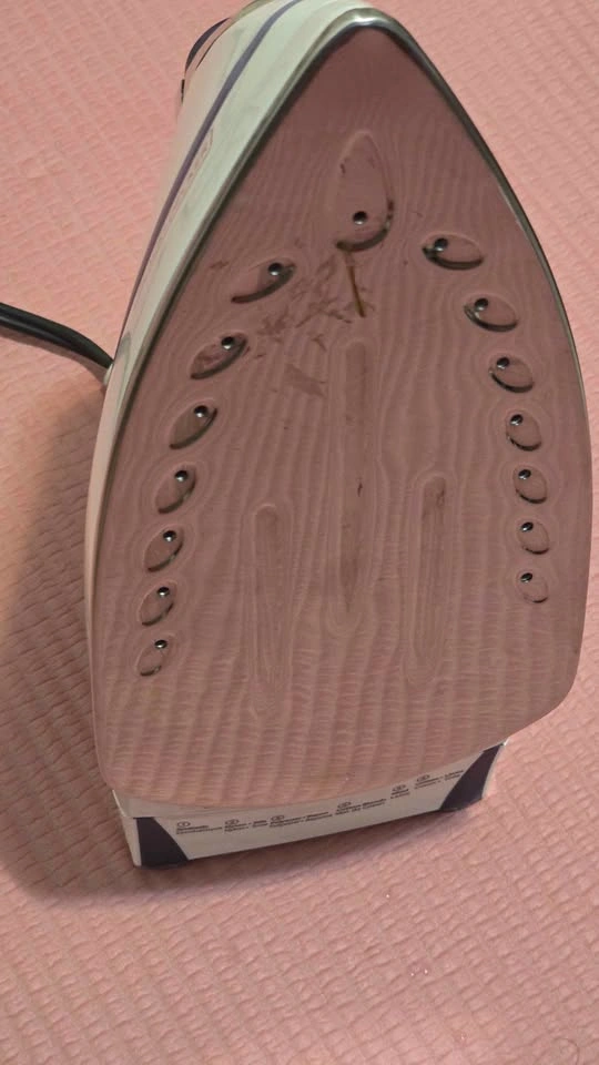 Black+Decker IR1070SC Steam Iron - photo 3