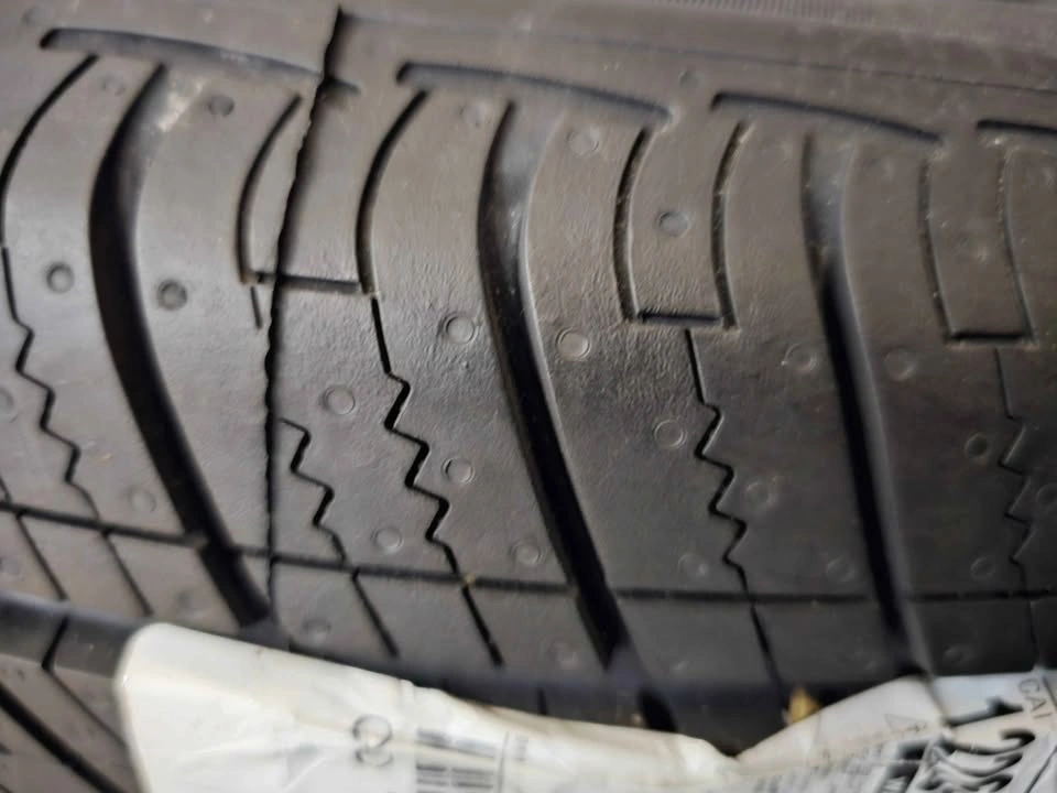 235 55/R19 Uniroyal Tiger Paw Touring AS All Season Tires - photo 4