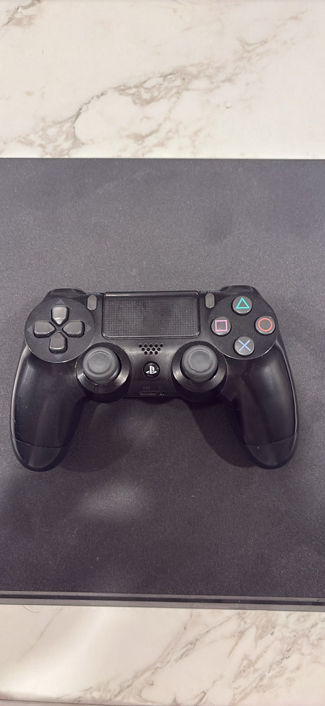 Sony PlayStation 4 - photo 2
