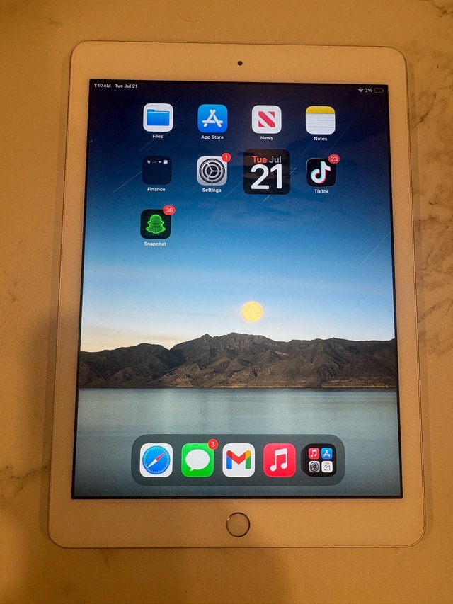 Apple iPad 6th Generation - photo 2