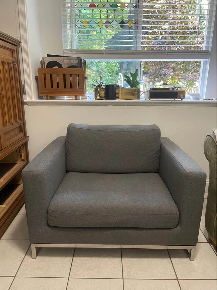 Chair with leather armrest cover and pillow - photo 2