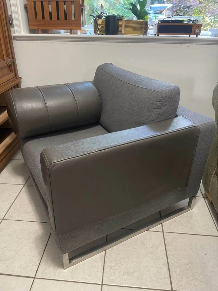 Chair with leather armrest cover and pillow - photo 3
