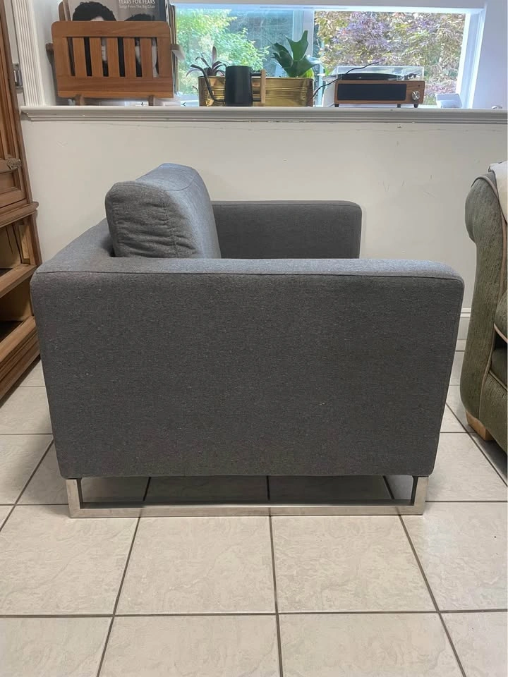 Chair with leather armrest cover and pillow - photo 4