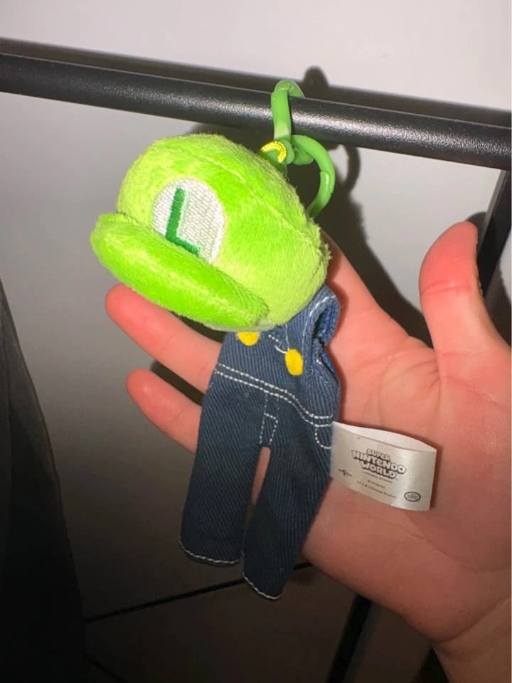 Luigi Overalls+Hat Keychain from Nintendo World - photo 2