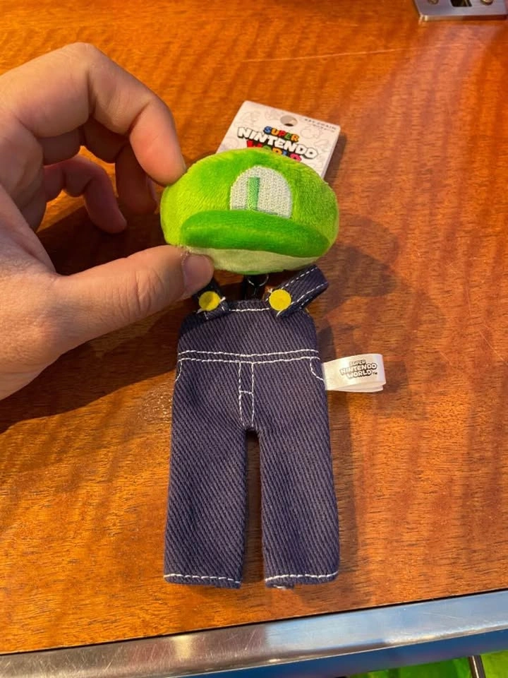 Luigi Overalls+Hat Keychain from Nintendo World - photo 3