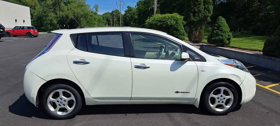 2012 Nissan LEAF · SV Hatchback 4D - photo 2