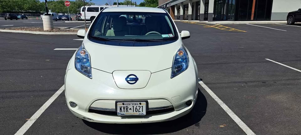 2012 Nissan LEAF · SV Hatchback 4D - photo 3