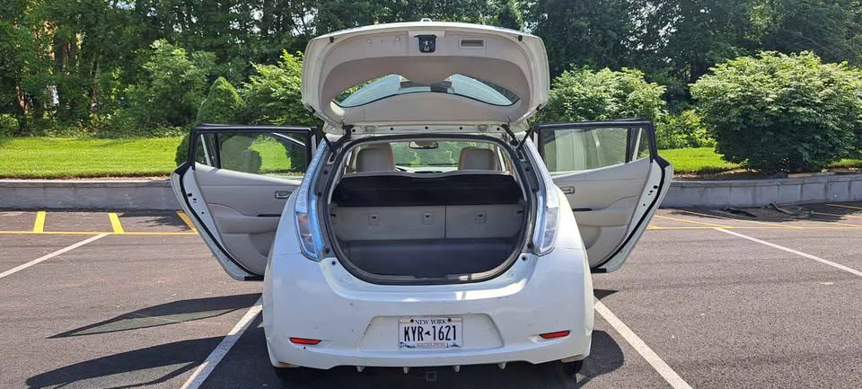 2012 Nissan LEAF · SV Hatchback 4D - photo 4