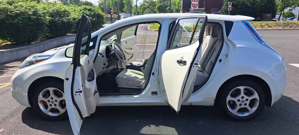 2012 Nissan LEAF · SV Hatchback 4D - photo 5