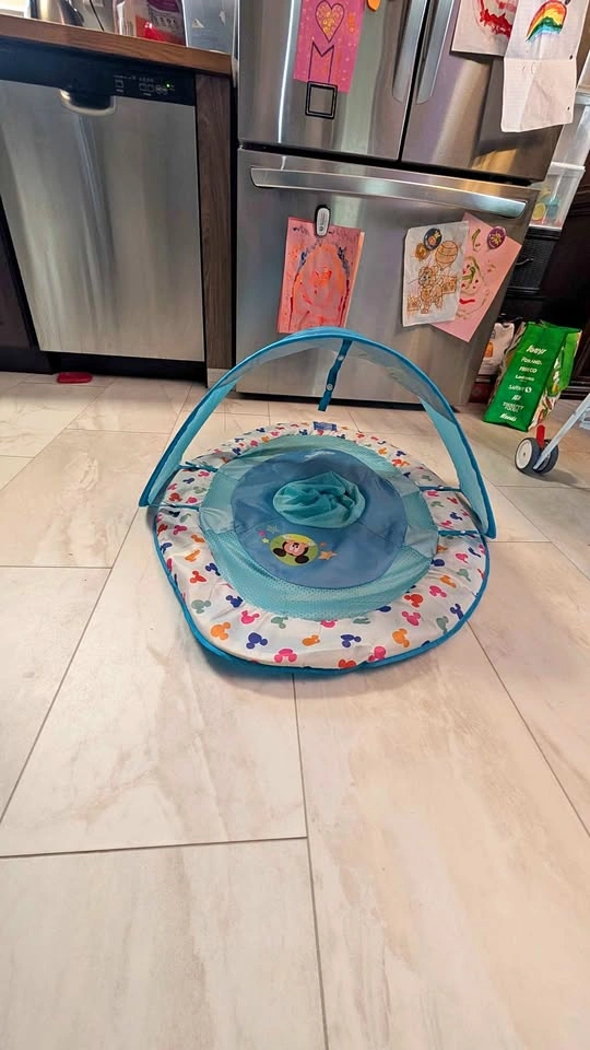 Baby floater with sun shade