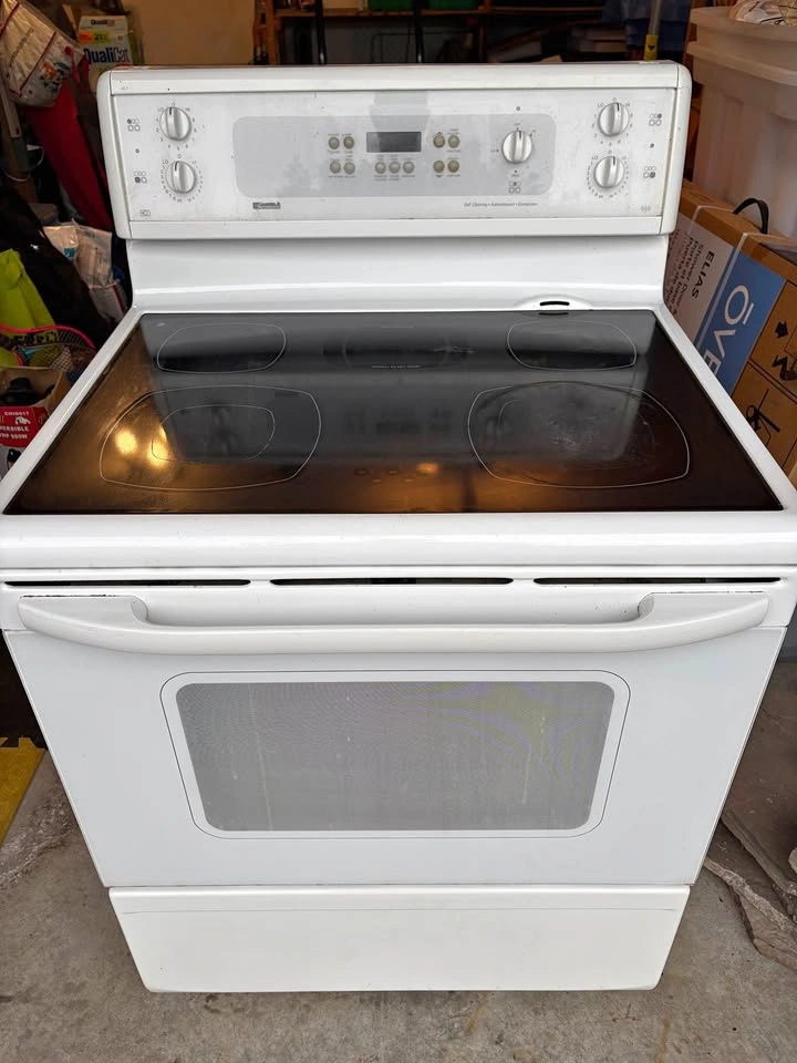 Kenmore Stove - Glass-top