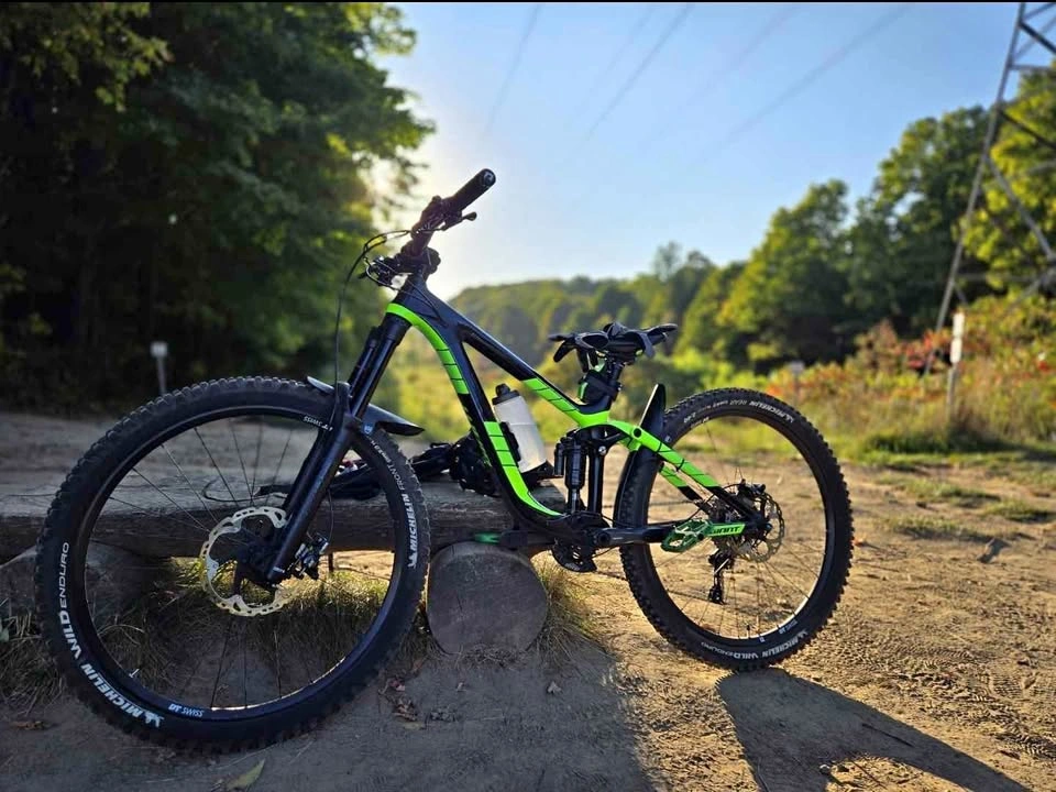 GIANT Reign Advanced carbon fiber mountain bike