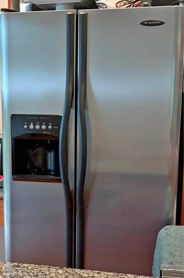 Frigidaire fridge with freezer and water and ice dispenser