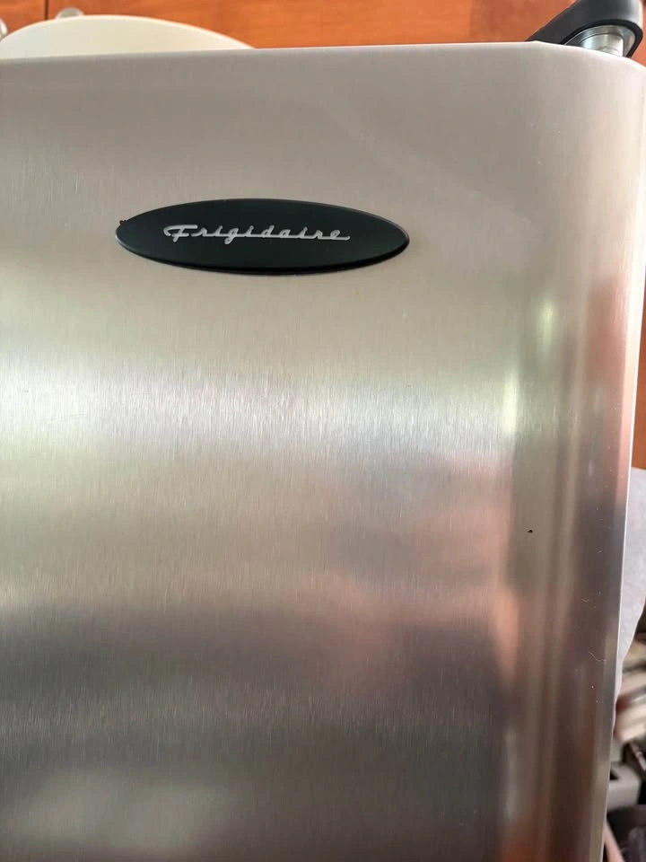 Frigidaire fridge with freezer and water and ice dispenser - photo 2