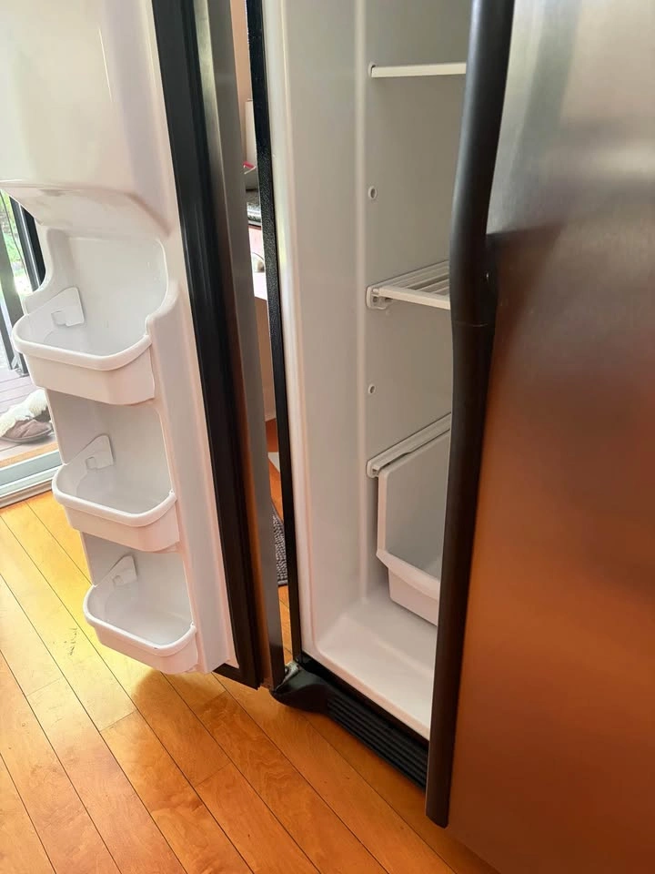 Frigidaire fridge with freezer and water and ice dispenser - photo 3