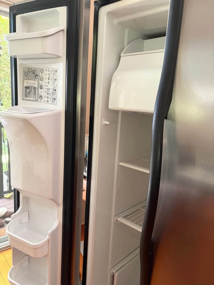 Frigidaire fridge with freezer and water and ice dispenser - photo 4