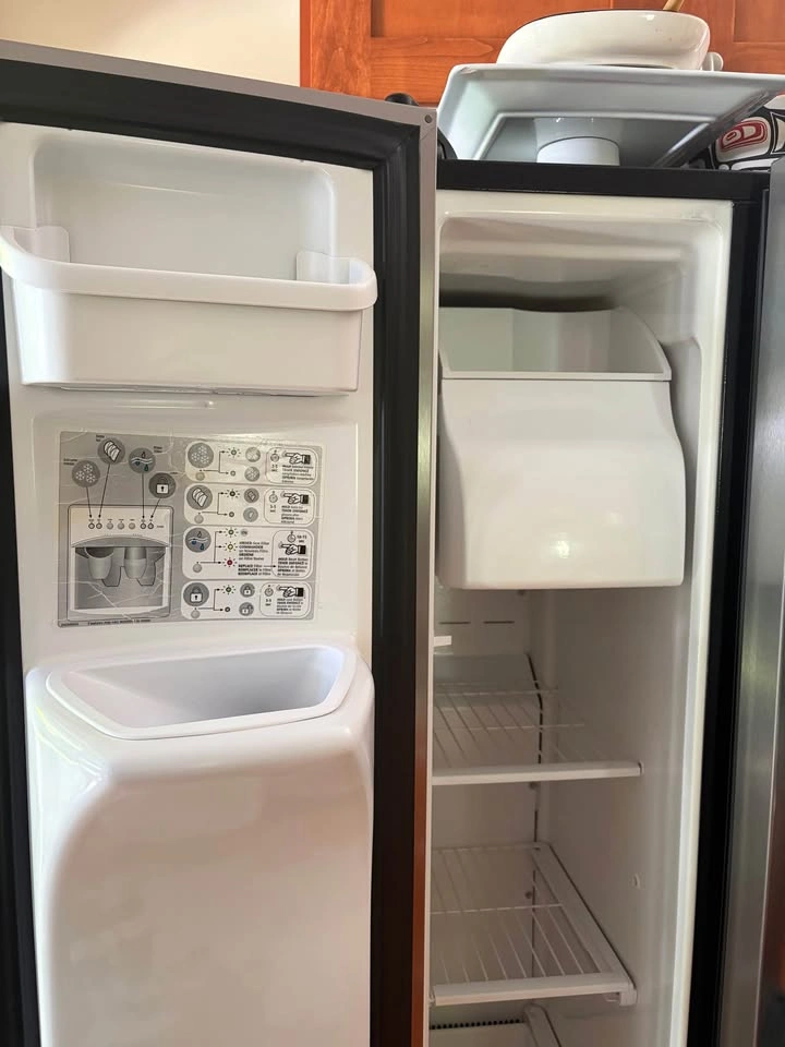 Frigidaire fridge with freezer and water and ice dispenser - photo 5