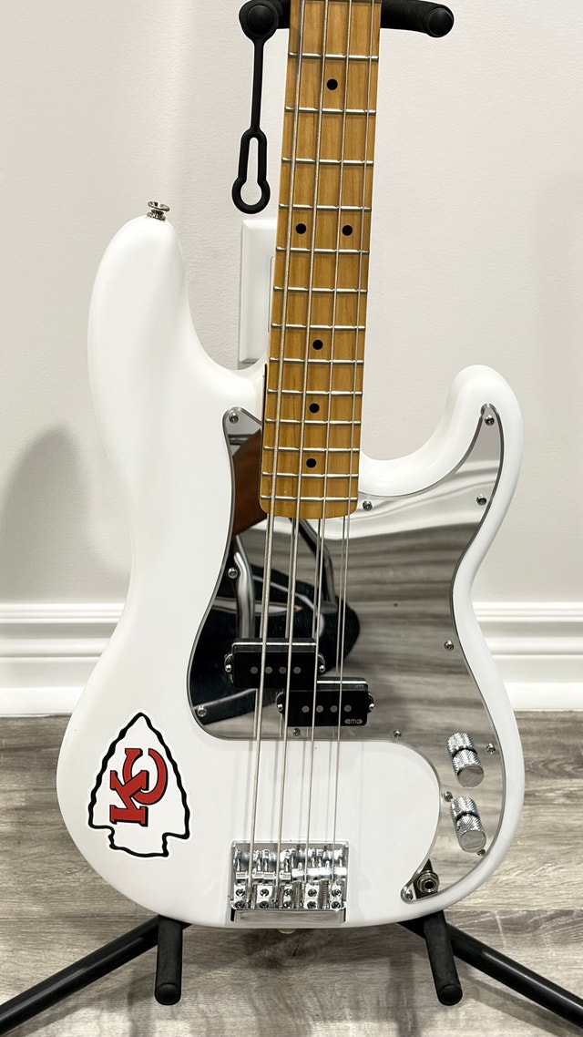 Fender Precision Bass - photo 2