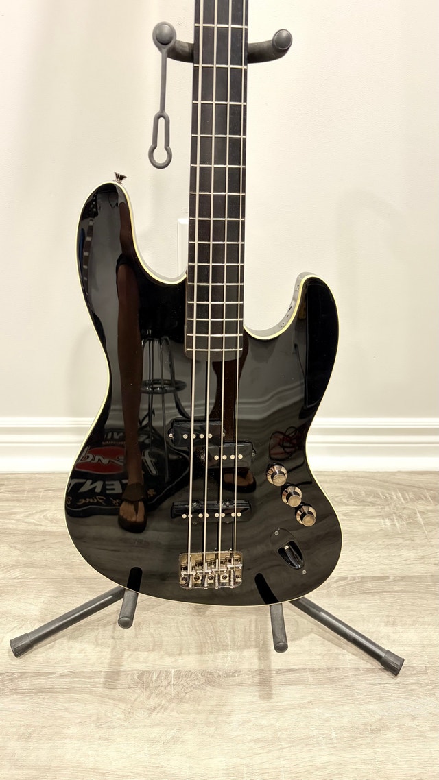 Fender Aerodyne Bass - photo 2