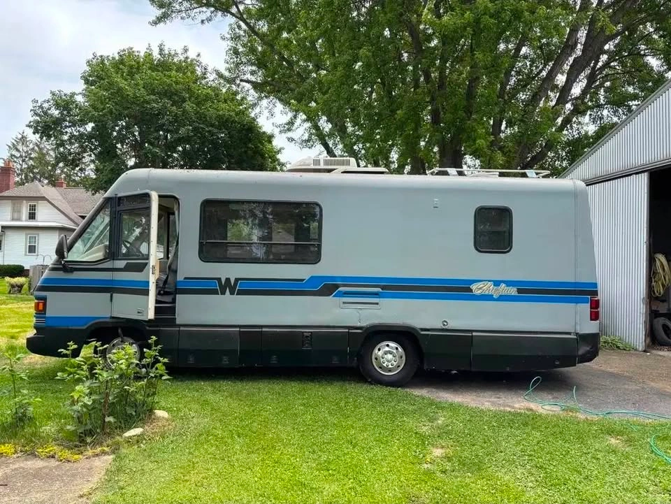 1989 Winnebago Chieftain - photo 2
