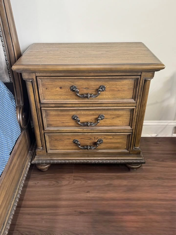 Elegant Tufted Bed Frame with 2 Matching Nightstands and Chest - photo 4