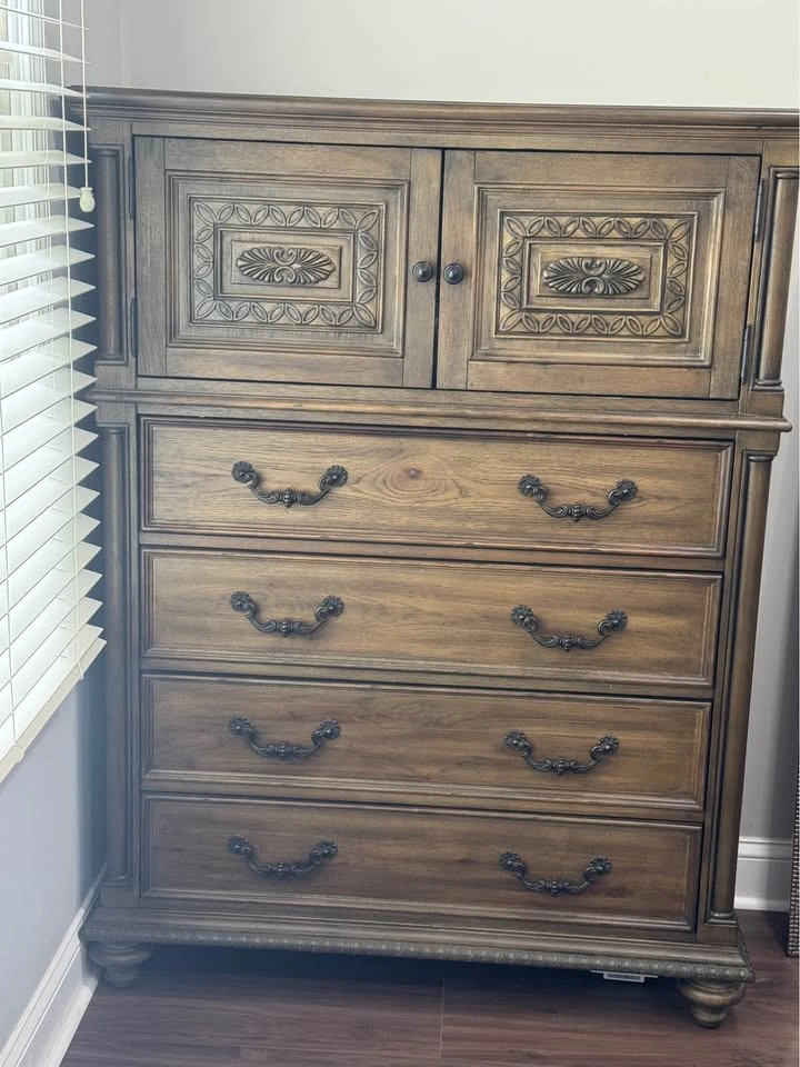 Elegant Tufted Bed Frame with 2 Matching Nightstands and Chest - photo 5