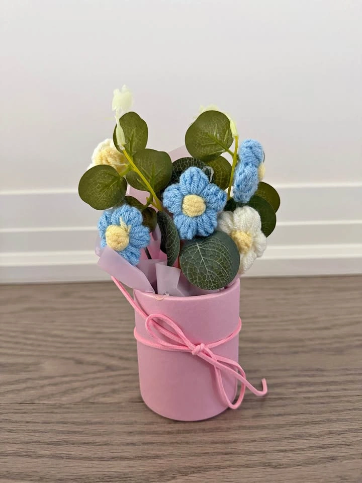 Handmade Crochet Flower Bouquet in Gift Box | Blue & Cream Daisi