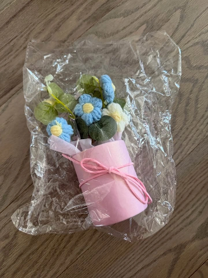 Handmade Crochet Flower Bouquet in Gift Box | Blue & Cream Daisi - photo 4
