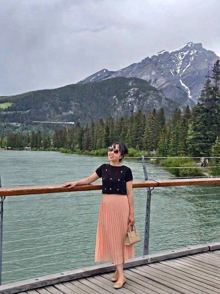Uniqlo pink chiffon pleated long skirt