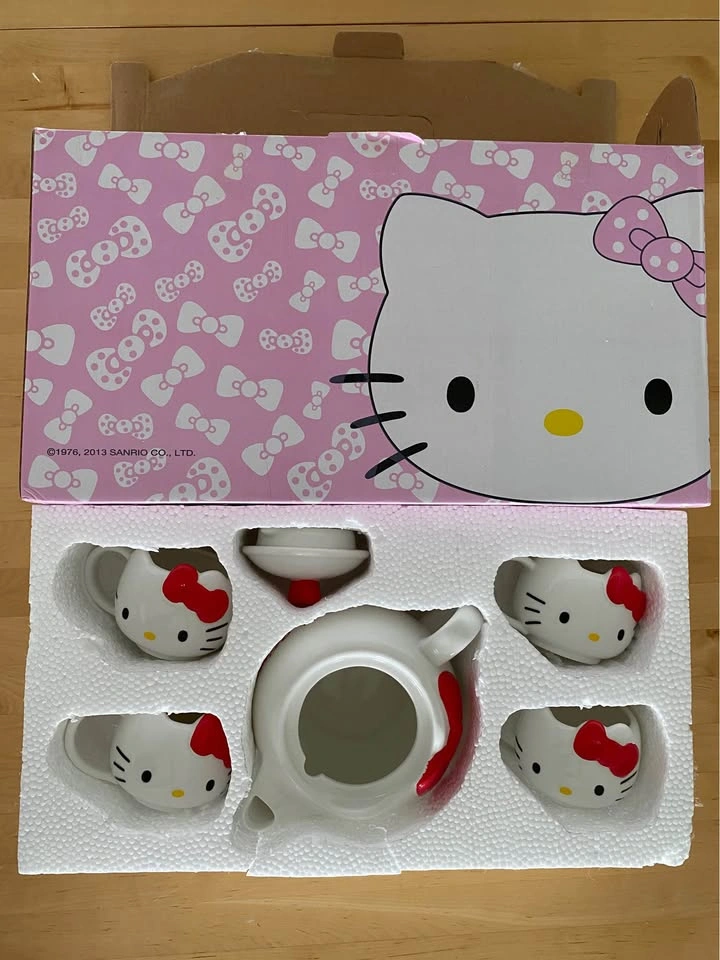 Vintage Ceramic Hello Kitty Teapot & 4 Teacups Set – New in Box