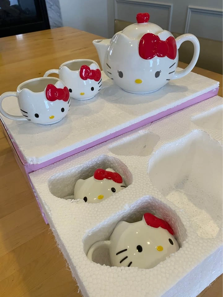 Vintage Ceramic Hello Kitty Teapot & 4 Teacups Set – New in Box - photo 2