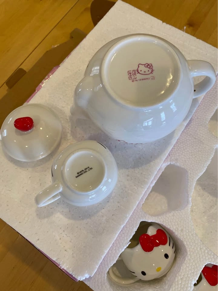 Vintage Ceramic Hello Kitty Teapot & 4 Teacups Set – New in Box - photo 4